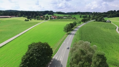 Vue aérienne. Voitures circulant sur la route de campagne