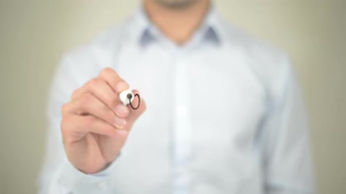 Off-line, empresário escrevendo em tela transparente