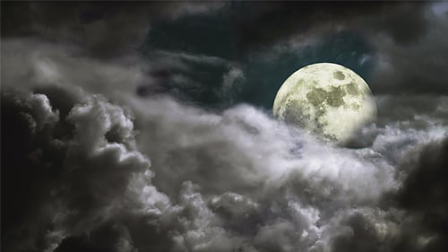 Durch den bewölkten Himmel fliegen