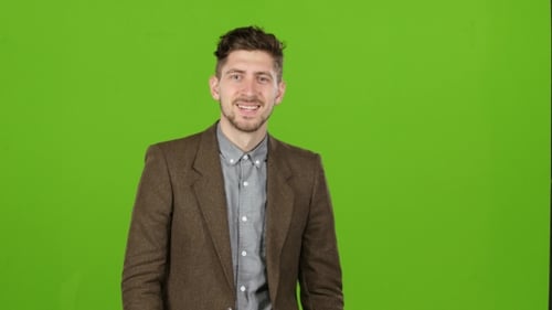 Guy ist Geschäftsmann, zeigt seinen Finger hoch, bewundert. Grüner Bildschirm