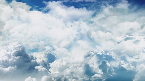 Durch den strahlend bewölkten Himmel fliegen