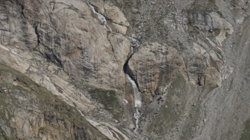 Hoher Wasserfall in Fels
