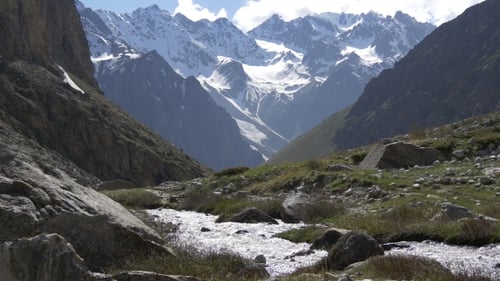 Leuchtende Wasserströme in einem Gebirgsfluss
