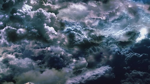 Durch dunkle Wolken fliegen