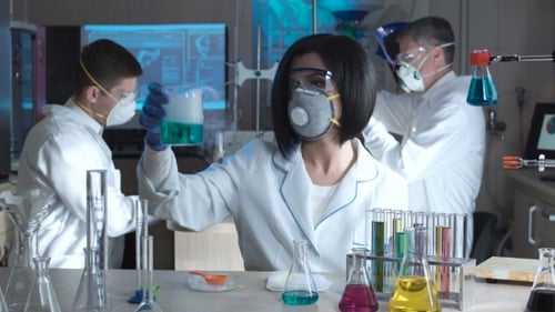Des scientifiques en laboratoire expérimentent des produits chimiques