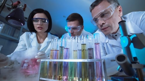 Wissenschaftler beobachten Reaktionen in Reagenzgläsern