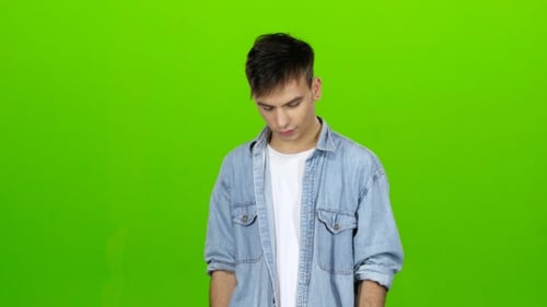 Guy ist traurig, Er hat einen traurigen Blick, Er ist verärgert. Grüner Bildschirm
