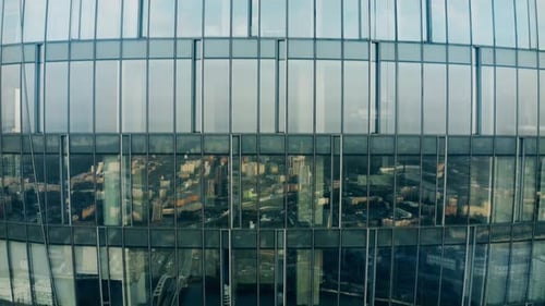 Fenster eines Wolkenkratzers spiegeln das Stadtbild von Moskau wider