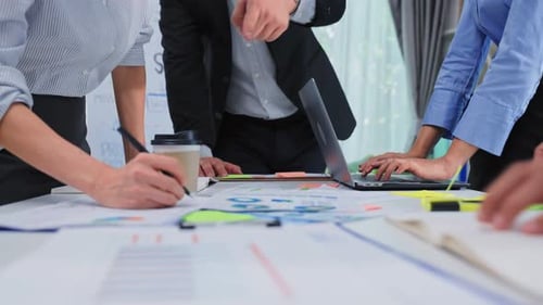 Крупные руки деловых людей, собравшихся в офисе. Мужчина и женщина проводят мозговой штурм и работают
в команде