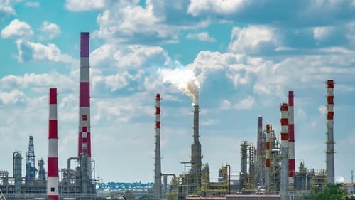 Arbeitsprozess der Anlage der Ölraffinerie mit bewölktem Himmel