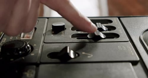Los dedos masculinos ajustan los interruptores del dispositivo