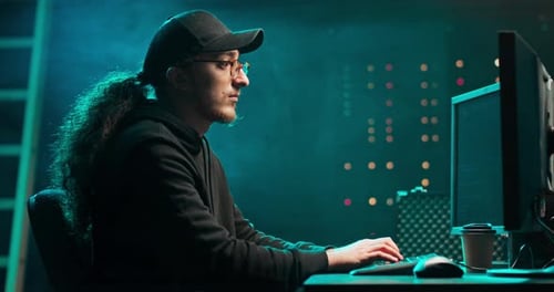 Retrato de um hacker vestindo um moletom tenta invadir um sistema de segurança para roubar ou