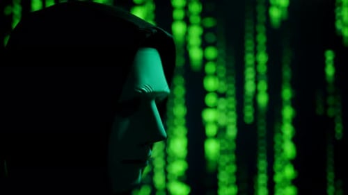 Gros plan d'un pirate informatique anonyme dans un capot noir et un masque sur une matrice binaire abstraite