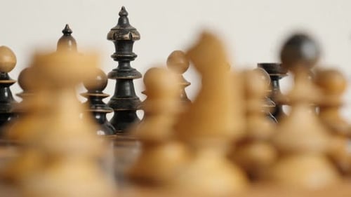Flache DOF detaillierte Schachfiguren 4K 2160p 30fps UltraHD-Aufnahmen - Alter hölzerner König Schachmann o