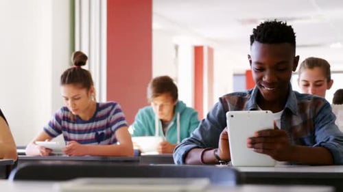 Schüler nutzen digitale Tablets im Klassenzimmer