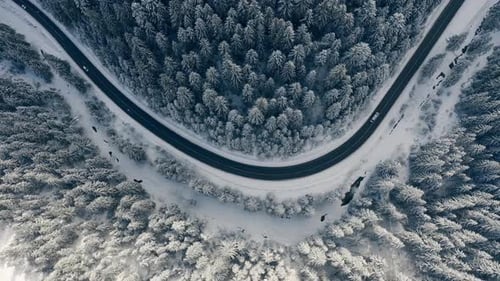 Camino sinuoso aéreo en invierno