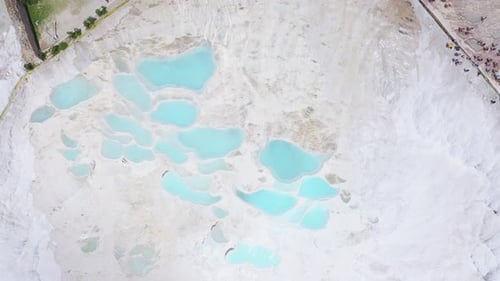 Blick von oben auf Thermalquellen auf weißen Kalksteinterrassen
