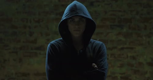Une hacker regarde la caméra