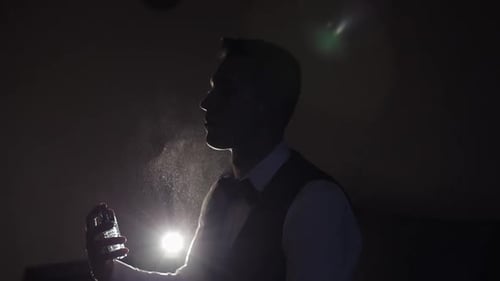Bräutigam teilt Parfüm oder Deo auf sich selbst Hochzeitstag Zeitlupe Gut gekleideter Geschäftsmann