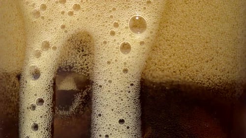 Extreme Nahaufnahme von Colablasen in einem Glas, Zeitlupe