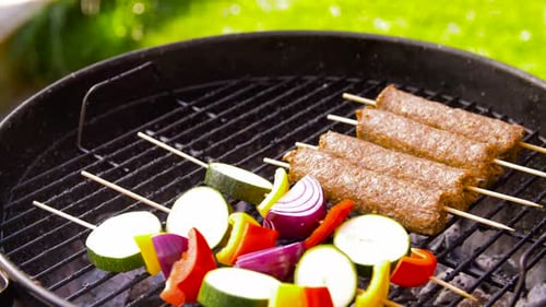 Viande et légumes grillés au barbecue