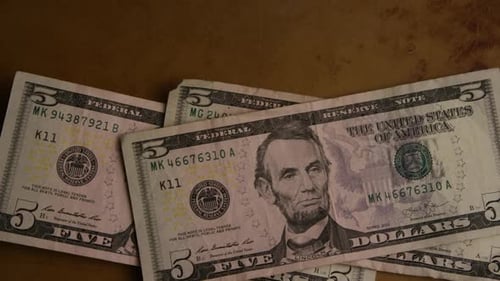Rotierender Schuss von amerikanischem Geld (Währung) - MONEY 451