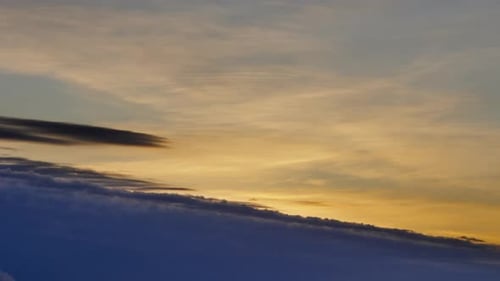 Gewitterwolken bei Nacht über der Stadt
