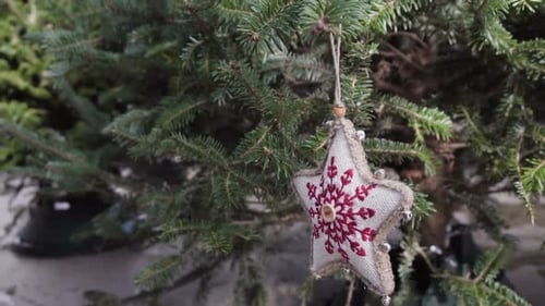 Décoration de Noël fabriquée à la main à accrocher à un sapin de Noël vivant.