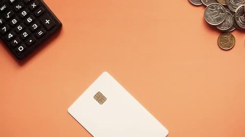 Vue de dessus des cartes de crédit déposées sur fond orange