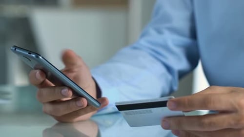 Person, die Rechnungen von seinem Handy aus bezahlt, Online-Banking-Anwendungen, Komfort