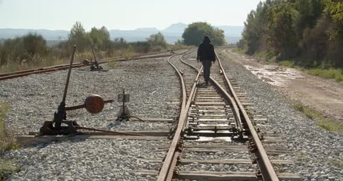 Mann geht mit der Eisenbahn weg