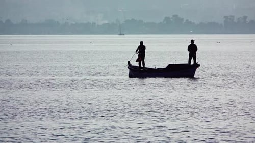 Fischer fischen mit Rutenfischen auf altem Fischerboot