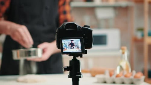 Videokamera filmt Mann in der Küche