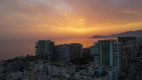 Puesta de sol en la ciudad de Alanya con vista en Zumbido