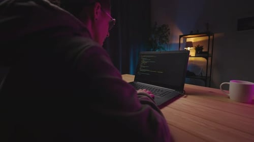 Mulher usando laptop para codificar