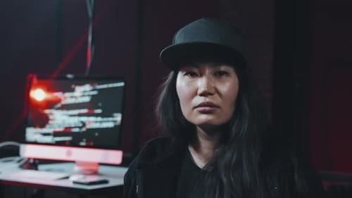 Une hacker criminelle arrêtée posant