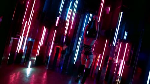 Prostituta Bdsm em boate, dançando em luzes de néon, visão traseira de uma figura sexual esbelta