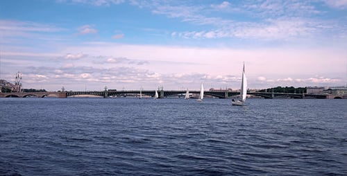 Segelboote in der Stadt