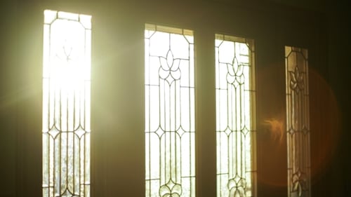 El sol de la mañana brilla a través de la puerta de cristal