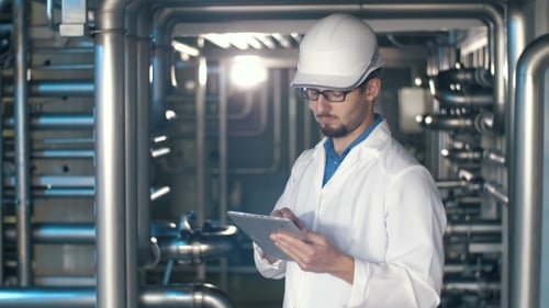 Ingénieur travaillant sur Tablet PC