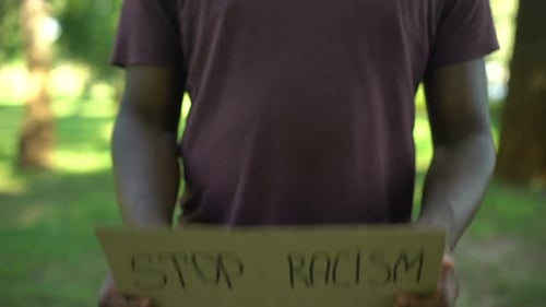 Afroamerikanischer Mann zeigt Stop Racism Phrase Cardboard, Gleichberechtigung, Missbrauch