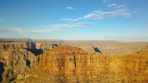 Luftaufnahme der Spitze eines Plateaus bei sonnigem Tag, Move Drohne