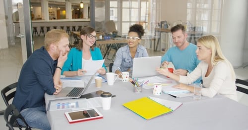 Brainstorming für junge Leute im Büro