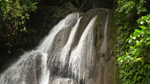 Wunderschöner tropischer Wasserfall
