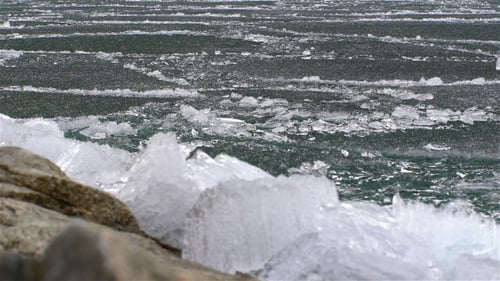 Eisschmelzen auf dem See