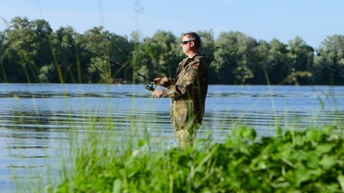 Fischer genießt Erholung im Freien, fischt zum Spinnen und genießt seinen Fang