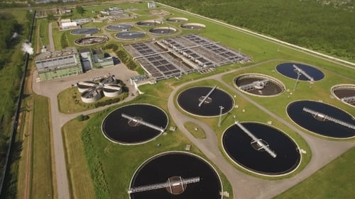 Survol d'une installation de traitement de l'eau