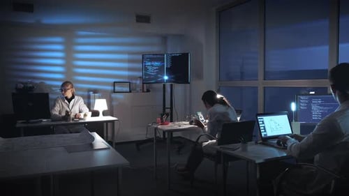 Groupe multiracial d'ingénieurs en électronique qui réussissent dans leur travail