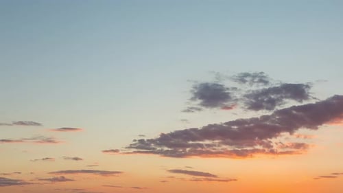 Wunderschöner Sonnenuntergang am Himmel, Zeitraffer, 4k