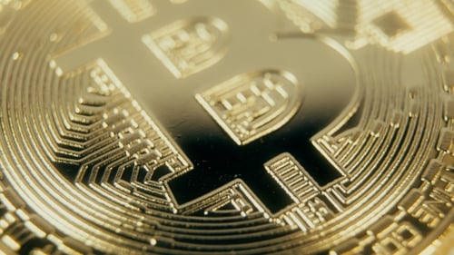 Kryptowährung Gold Bitcoin - BTC - Bitmünze. Schüsse Kryptowährung Bitcoin-Münzen Rotatin
